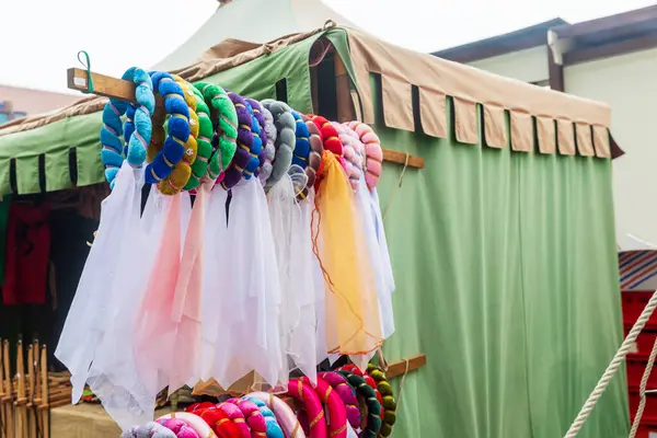 Renkli ortaçağ saç bantları bir markette satılığa çıkmış.
