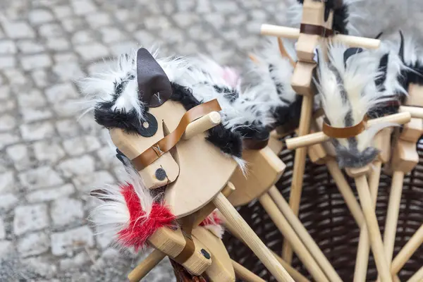 Yün yeleleri ve kuyrukları açık hava pazarında satılık ahşap atlar.