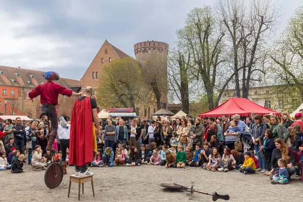 Berlin, Almanya - 30 Mart 2024: Ortaçağ Fuarı: Easter Knight Spectaculum. Sokak göstericileri Spandau Kalesi 'ndeki bir ortaçağ pazarında kalabalığı eğlendiriyorlar., 