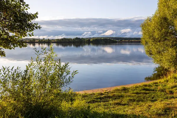Gün batımında sakin bir gölde dinleniyor. Rusya