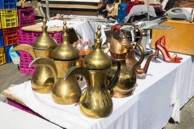 Hayfa, İsrail, 28 Mart 2025, Geleneksel Arap kahve cezveleri Bir sokak pazarında beyaz masa örtüsü üzerinde 