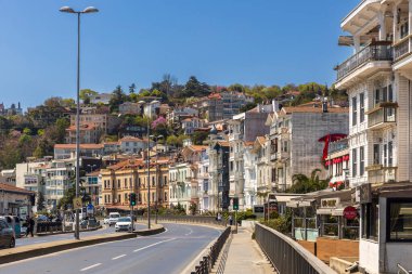 İstanbul, Türkiye, 2 Mayıs 2024, Arnavutköy caddesi manzaralı geleneksel Osmanlı malikaneleri ve arka planda Boğaz.