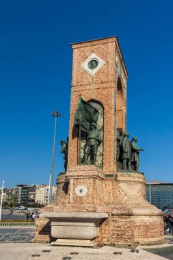 İstanbul, Türkiye, 2 Mayıs 2024, İstanbul, Taksim Meydanı 'ndaki Cumhuriyet Anıtı, çeşmeye dokunan bir kişi.