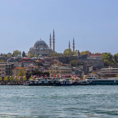 İstanbul, Türkiye, 2 Mayıs 2024, Eminonu, İstanbul 'daki İstanbul Boğazı' ndan Süleyman Camii manzarası.