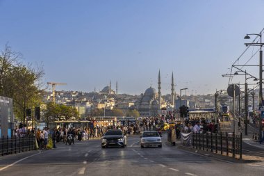 İstanbul, Türkiye, 2 Mayıs 2024, Eminonu, İstanbul 'da kalabalık cadde, arka planda Süleyman Camisi..