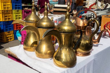 Hayfa, İsrail, 28 Mart 2025, Geleneksel Arap kahve demlikleri ve diğer eşyalar İsrail Hayfa 'da bir sokak pazarında beyaz masa örtüsü üzerinde satılıyor..