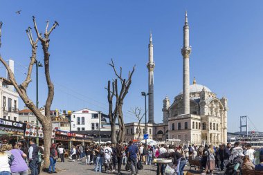 İstanbul, Türkiye, 2 Mayıs 2024, İstanbul 'daki Ortakoy Camii güneşli bir günde bir grup insanla yürüyordu. Ramazan sonu