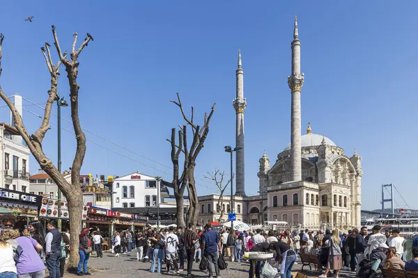 İstanbul, Türkiye, 2 Mayıs 2024, İstanbul 'daki Ortakoy Camii güneşli bir günde bir grup insanla yürüyordu. Ramazan sonu