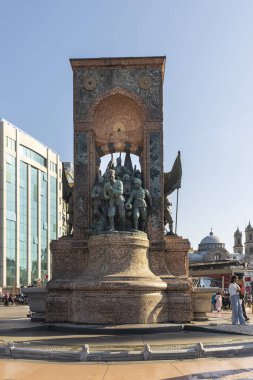 İstanbul, Türkiye, 2 Mayıs 2024, İstanbul 'daki Taksim Meydanı' ndaki Cumhuriyet Anıtı 'nda insanlar yürüyor.