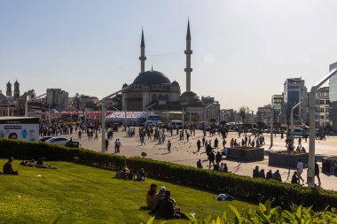 İstanbul, Türkiye, 2 Mayıs 2024, İstanbul 'da Taksim Camii güneşli bir günde bir grup insanla yürüyor.