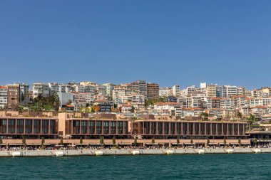 İstanbul, Türkiye, 2 Mayıs 2024, İstanbul, Karaköy 'deki Galataport limanı, bahar havasında şehrin ufuk çizgisi manzaralı