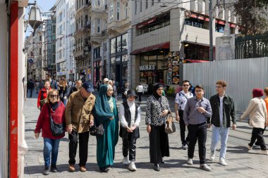 İstanbul, Türkiye, 2 Mayıs 2024, güneşli bir günde kent merkezinde insanlarla dolu hareketli bir istiklal caddesi