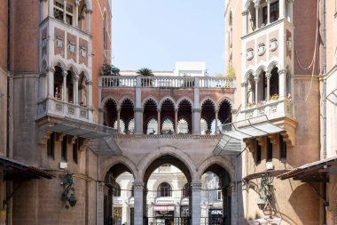 İstanbul, Türkiye, 2 Mayıs 2024, Padua Kilisesi avlusunun tarihi Anthony manzarası