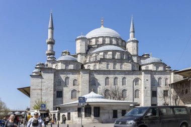 İstanbul hindisi 2 Mayıs 2024 'te Yeni Camii Camii' nin dış görünüşü
