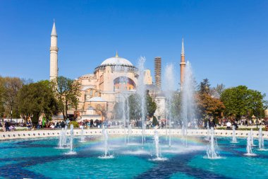 Itanbul, Türkiye, 2 Mayıs 2024, Bir Ayasofya minareleri canlı bir çeşmenin arkasında görülüyor