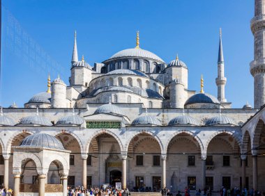 Itanbul, Türkiye, 2 Mayıs, 2024, geniş, güneşli bir çekim, resmi adıyla Sultan Ahmed Camii olarak bilinen mavi caminin geniş avlusunu yakalıyor.. 
