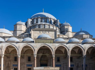 İstanbul, Türkiye, 2 Mayıs 2024, İstanbul, Türkiye 'de Kubbeleri ve kemerli avlusu ile görkemli Süleyman Camii' nin mimari ayrıntıları açık bir gökyüzü altında