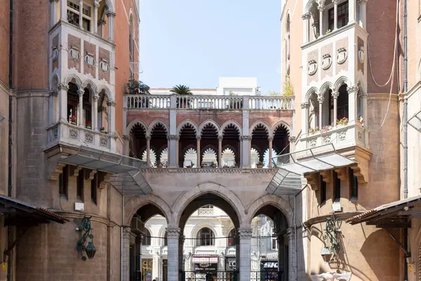 İstanbul, Türkiye, 2 Mayıs 2024, Padua Kilisesi avlusunun tarihi Anthony manzarası