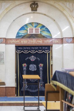 Hayfa, İsrail, 5 Nisan 2025, bir Tiferet İsrail Yeşivası 'nın İçi. İçinde Tevrat 'ın sandığı gibi görünen şeyin içerisine İbranice yazıtlar, bir taç ve menorah gibi dini semboller ve örtülü bir okuma standı yerleştirilmiş..