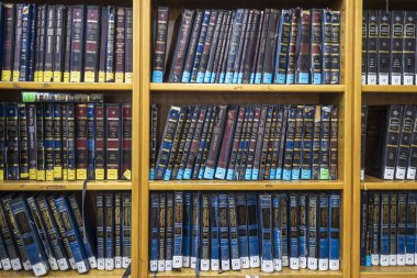 Hayfa, İsrail, 5 Nisan 2025, bir Tiferet İsrail Yeşivası 'nın İçi. Raflar, dini metinlere benzeyen sayısız ciltle doludur. Muhtemelen Talmud veya ilgili Yahudi akademisyenlerin eserleri.,