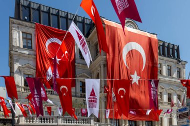 İstanbul, Türkiye, 2 Mayıs 2024, İstanbul 'un Beyoğlu ilçesinde yapılan bina, bazıları Beyoğlu Belediyesi ile ilgili olmak üzere çok sayıda Türk bayrağı ve bayrağı ile süslendi.,