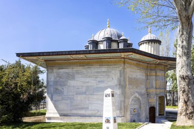 İstanbul, Türkiye, 2 Mayıs 2024, Beyoğlu 'nun Azapkap Mahallesi' ndeki Saliha Sultan Sebil Çeşmesi 'nin dış manzarası mermer cepheli Osmanlı mimari tarzına sahip. .