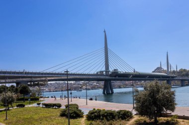 İstanbul, Türkiye, 2 Mayıs 2024, Golden Horn Metro Köprüsü 'nün (Halic Metro Koprusu) solda Eminn ilçesi ve sağda Fatih ilçesi ile birlikte Halic Metro Koprusu' nun panoramik manzarası 