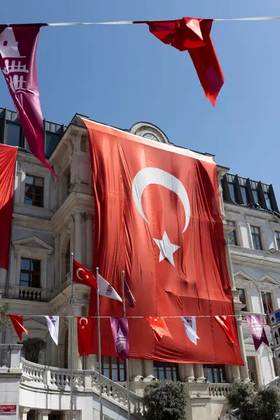 İstanbul, Türkiye, 2 Mayıs 2024, Beyoğlu 'nda büyük oranda Türk bayrağı ve sancaklarıyla donatılmış bina, muhtemelen kutlama veya anma amaçlı.,
