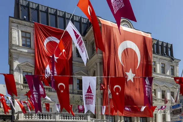 İstanbul, Türkiye, 2 Mayıs 2024, İstanbul 'un Beyoğlu ilçesinde yapılan bina, bazıları Beyoğlu Belediyesi ile ilgili olmak üzere çok sayıda Türk bayrağı ve bayrağı ile süslendi.,