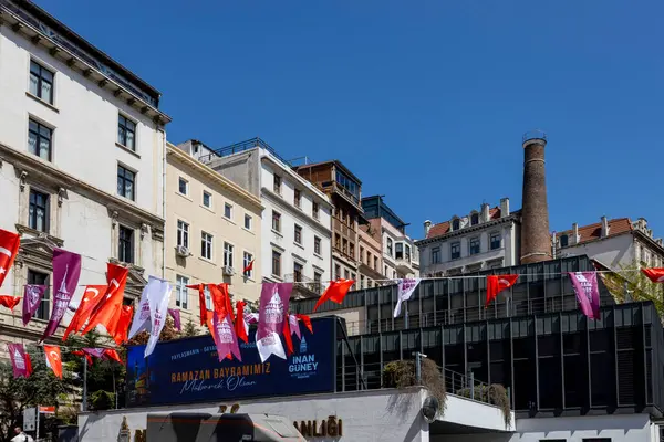 İstanbul, Türkiye, 2 Mayıs 2024, Karaköy 'de sokak sahnesi, binaların üzerinde 