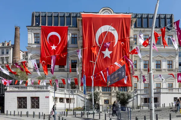 İstanbul, Türkiye, 2 Mayıs 2024, büyük olasılıkla Karaköy bölgesinde açık mavi bir gökyüzünün altında büyük Türk bayrakları ve siyasi afişlerle süslenmiş..