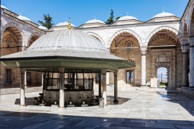 İstanbul, Türkiye, 2 Mayıs 2024, Fatih ilçesindeki Yavuz Selim Camii 'nin iç avlusu. Merkezi bir abdest çeşmesinin yer aldığı konik çatı, kemerli portikolar, kubbeler ve taş mimariyle çevrili.