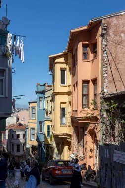 İstanbul, Türkiye, 2 Mayıs 2024, güneşli bir bahar gününde Balat Mahallesi 'nin renkli sokakları