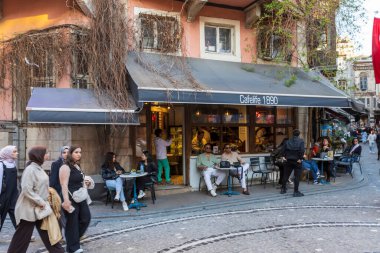 İstanbul, Türkiye, 2 Mayıs 2024, Beyoğlu ilçesinde çeşitli insanların bulunduğu canlı bir sokak kafesi