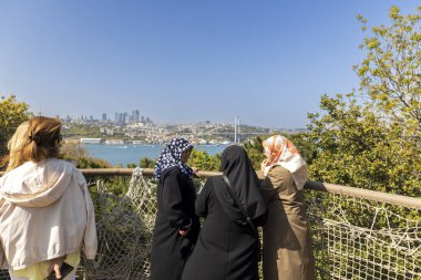 İstanbul, Türkiye, 2 Mayıs 2024, İstanbul Boğaz manzarası ve tanımlanamayan bir ilçeden İstanbul 'a bakan kadınların manzarası.