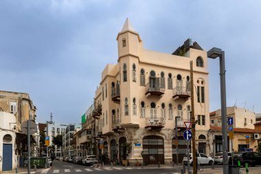 Tel Aviv-Jaffa, İsrail. 9 Nisan 2025, Eklektik Tarihi Bina Kemerli Pencereler ve Dekoratif Balkonlar Eski Jaffa 'nın Meşhur Bit Pazarı Bölgesi' nde Hanina Ben Dosa Caddesi ve Yehuda Margoza Caddesi kavşağında yer alıyor.,