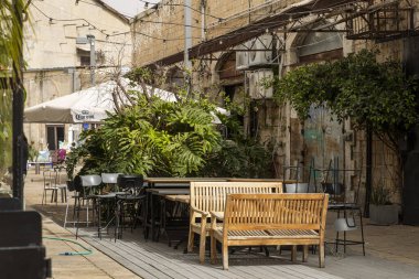Tel Aviv-Jaffa, İsrail. 9 Nisan 2025, eski Jaffa bölgesindeki cam bir kapıyı çevreleyen sanatsal resimlerle dolu bir dükkan. 