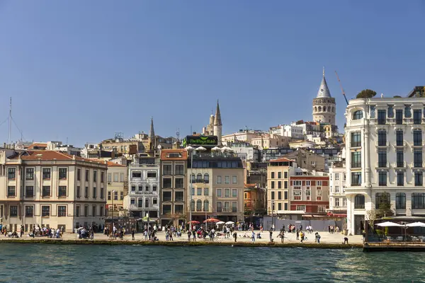 İstanbul, Türkiye, 5 Nisan 2024, İstanbul, Türkiye 'nin liman kenti, kıyı boyunca Galata Kulesi ve çeşitli tarihi binaların yer aldığı