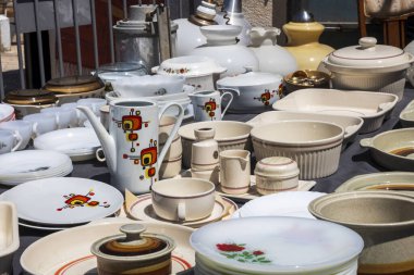 Hayfa, İsrail, 16 Nisan 2025, İsrail 'in Hayfa kentindeki açık hava pazarında satılık antika beyaz ve bej kaplar sergileniyor..