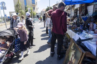 Hayfa, İsrail, 16 Nisan 2025, İnsanlar açık bit pazarında satılık çeşitli ürünlere bakıyorlar.