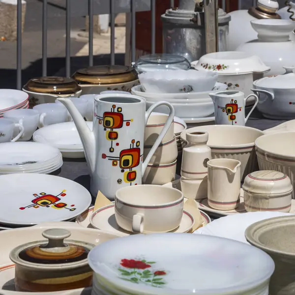 Hayfa, İsrail, 16 Nisan 2025, İsrail 'in Hayfa kentindeki bir açık pazarda satılık antika beyaz ve bej tabakların yakın çekimi..