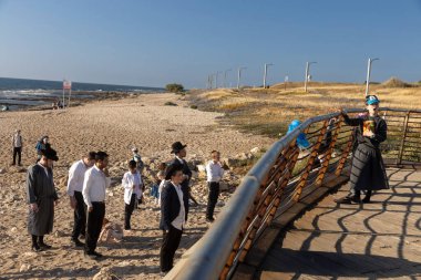 Hayfa, İsrail, 16 Nisan 2025, Ortodoks Yahudi Erkekler ve Oğlanlar Bir Sahil Yolu Yakınında toplanıyor, dua ediyorlar