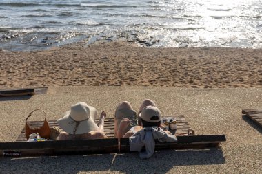 Hayfa, İsrail, 16 Nisan 2025, Akdeniz kıyısındaki Plaj Salonları 'nda Dinlenen İnsanlar