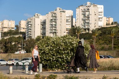 Hayfa, İsrail, 16 Nisan 2025, Bir İkamet Alanında Yürüyen Çeşitli Grup