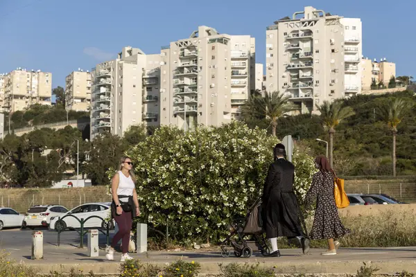 Hayfa, İsrail, 16 Nisan 2025, Bir İkamet Alanında Yürüyen Çeşitli Grup