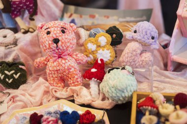 Renkli, el yapımı, tığ işi oyuncaklar ve dekorasyonlardan oluşan bir koleksiyon, muhtemelen bir pazarda satışta. 