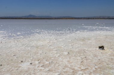 Larnaca Tuz Gölü, Kıbrıs Rum Kesimi 'nin Larnaka kentinde sessiz bir gökyüzünün altında ufka doğru uzanır..