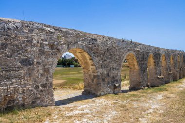 Larnaka, Kıbrıs, 8 Mayıs 2025, Antik Kamares Aqueduct, Kıbrıs Rum Kesimi 'nin Larnaka kentinde açık bir gökyüzü altında uzanır.