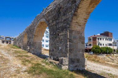 Larnaca, Kıbrıs, 8 Mayıs 2025, Kıbrıs Rum Kesimi 'nde tarihi Kamares Aqueduct açık mavi gökyüzüne karşı duruyor.