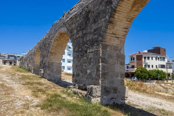 Larnaca, Kıbrıs, 8 Mayıs 2025, Kıbrıs Rum Kesimi 'nde tarihi Kamares Aqueduct açık mavi gökyüzüne karşı duruyor.